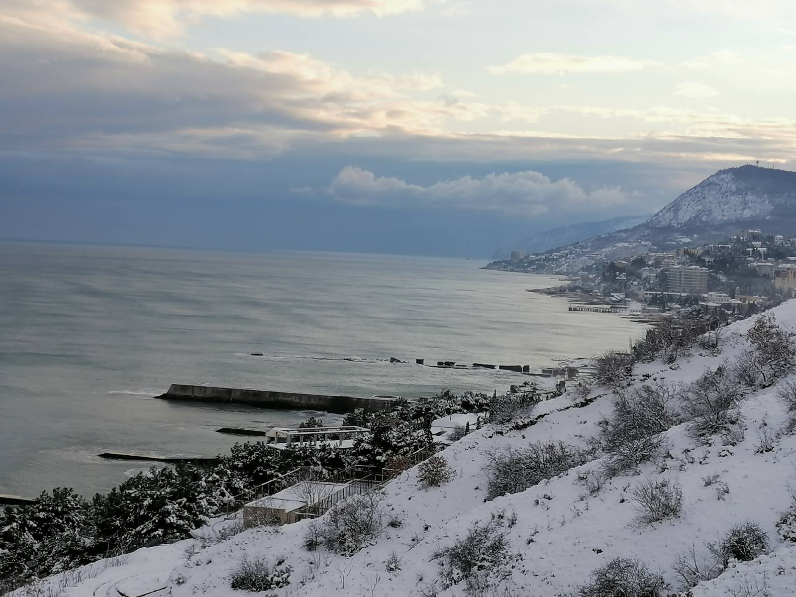 Снег в Алуште в Крыму фото